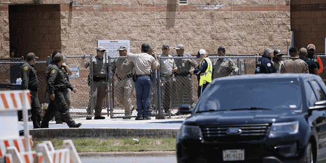 Strafverfolgungsbehörden und andere Ersthelfer versammeln sich nach einer Schießerei am Dienstag, dem 24. Mai 2022, in Uvalde, Texas, vor der Robb Elementary School.