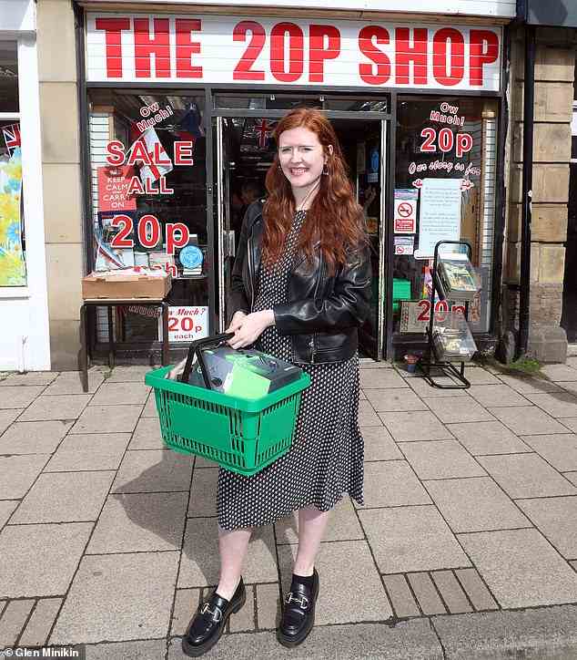 Schnäppchenjäger: Money Mail Reporterin Helena Kelly vor dem 20p Shop in Otley, West Yorkshire