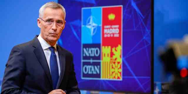 NATO-Generalsekretär Jens Stoltenberg spricht während einer Medienkonferenz vor einem NATO-Gipfel am Montag, den 27. Juni 2022 in Brüssel. Die Staats- und Regierungschefs der NATO werden sich ab Dienstag, dem 28. Juni, zu einem NATO-Gipfel in Madrid treffen.