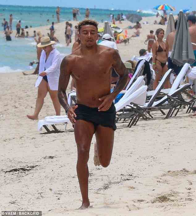 Strandtag: Fußballer Jesse Lingard, 29, zeigte seine athletische Figur, als er am Freitag einen Tag am Strand in Miami Beach, Florida, genoss