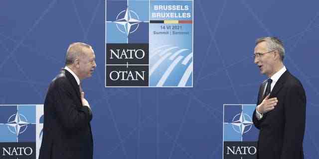NATO-Generalsekretär Jens Stoltenberg, rechts, begrüßt den türkischen Präsidenten Recep Tayyip Erdogan, als er am Montag, den 14. Juni, zu einem NATO-Gipfel im NATO-Hauptquartier in Brüssel eintrifft. 