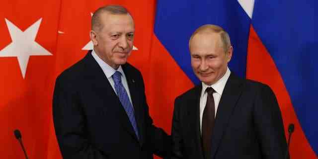 MOSKAU, RUSSLAND – 05. MÄRZ: Der russische Präsident Wladimir Putin und der türkische Präsident Recep Tayyip Erdogan geben sich bei ihren Gesprächen im Kreml am 5. März 2020 in Moskau, Russland, die Hand.  Erdogan hat einen eintägigen Besuch in Russland, um den Kriegskonflikt in Syrien zu besprechen.  (Foto von Mikhail Svetlov/Getty Images)