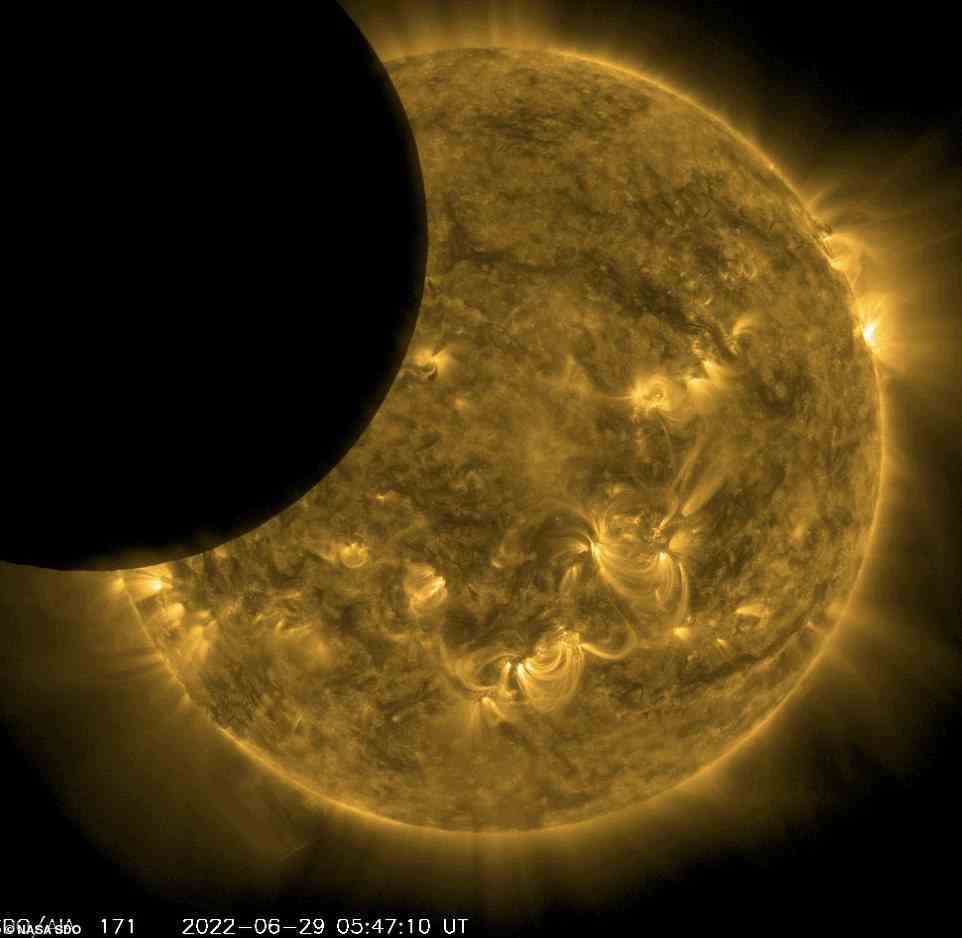 Das Solar Dynamics Observatory der NASA nahm Bilder einer partiellen Sonnenfinsternis von seinem einzigartigen Aussichtspunkt im Weltraum auf – dem einzigen Ort, an dem sie sichtbar war