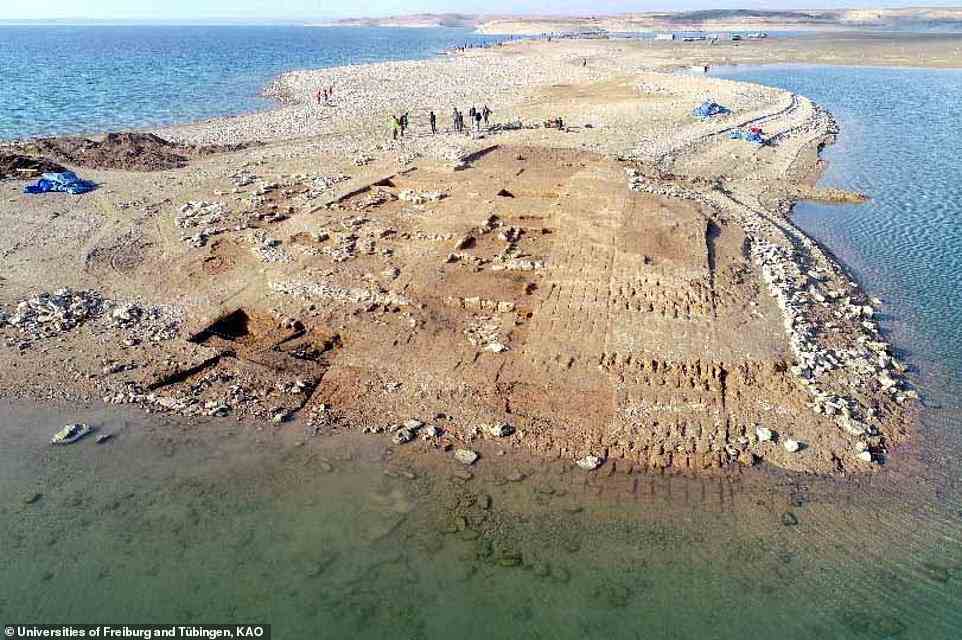 Eine Luftaufnahme der jüngsten Ausgrabungen an der archäologischen Stätte Kemune im Mossul-Stausee mit teilweise im See versunkener Architektur aus der Bronzezeit