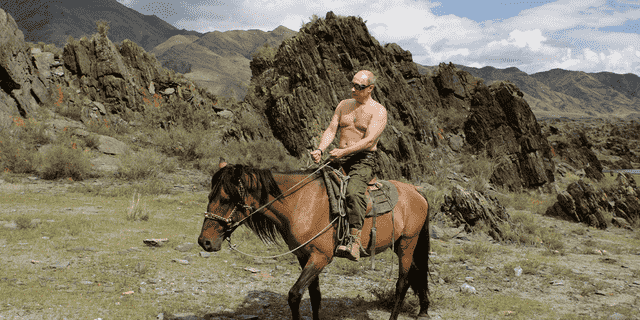 Der russische Präsident Wladimir Putin reitet während seines Urlaubs am 3. August 2009 außerhalb der Stadt Kysyl in Südsibirien auf einem Pferd
