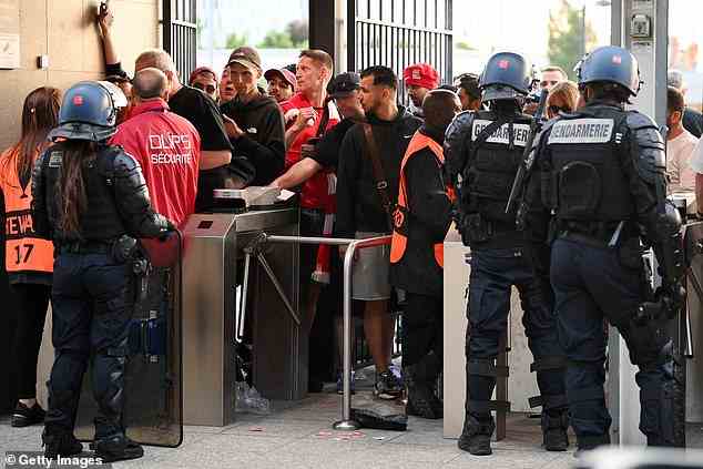 Die UEFA hat sich „aufrichtig“ bei allen Fans entschuldigt, die von den chaotischen Ereignissen am Samstag betroffen waren