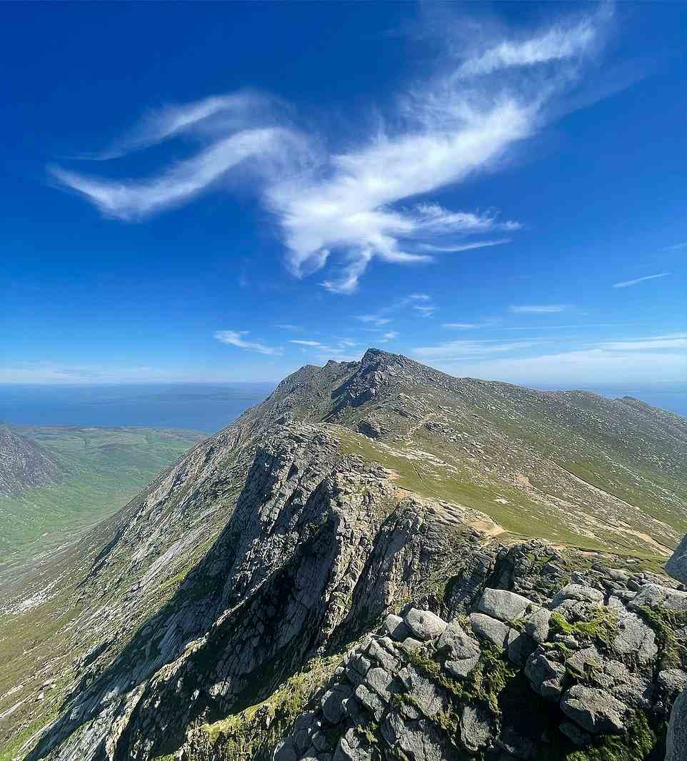 Kirsties erstaunliches Bild einer Wolke in Form eines Adlers, der über einem Berg auf der Isle of Arran schwebt