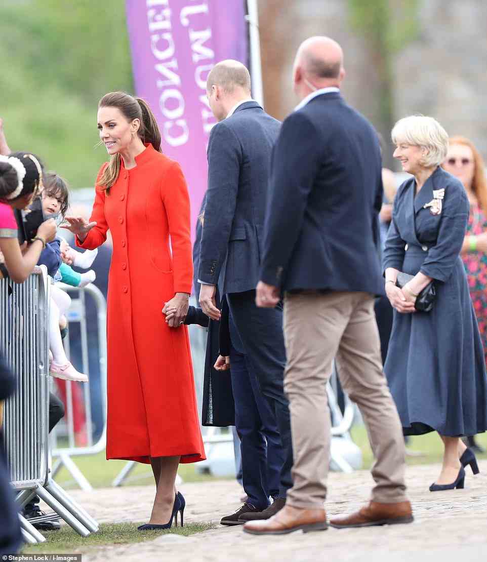 Kate Middleton sah heute in ihrem maßgeschneiderten orangefarbenen Eponine-Mantel glamourös aus, als sie sich Prinz William und ihren beiden Kindern Prinz George und Prinzessin Charlotte in Cardiff Castle anschloss, um das Platin-Jubiläum zu feiern