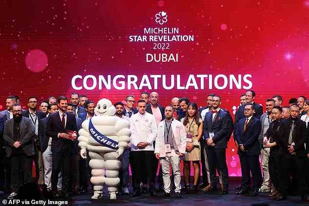 Köche und Eigentümer posieren für ein Foto auf der Bühne während einer Zeremonie, bei der am 21. Juni die Auswahl 2022 des Michelin Guide Dubai, der allerersten Ausgabe in den Vereinigten Arabischen Emiraten, enthüllt wird