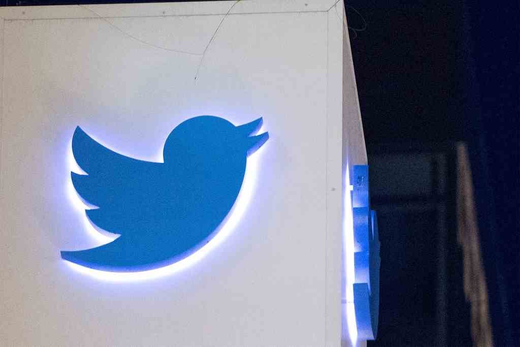 Das Twitter-Logo ist am 4. November 2016 auf einem Schild am Hauptsitz des Unternehmens in San Francisco, Kalifornien, zu sehen.