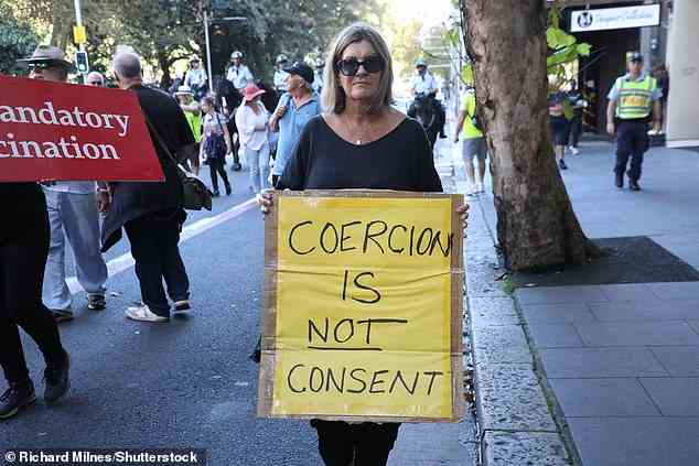 Anti-Impf-Bewegungen sind während der Pandemie in Großbritannien, den USA und Australien lauter geworden, hier abgebildet ist ein Demonstrant bei einer Demonstration in Sydney im letzten Monat