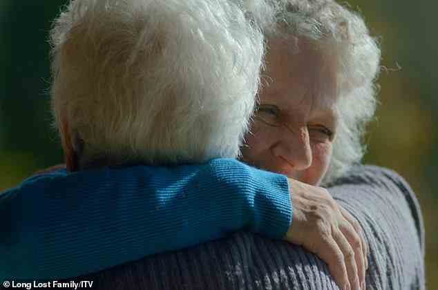 Die pensionierte Lehrerin und vierfache Mutter Judy Kenyon, 65, aus Dudley, West Midlands, suchte über zwei Jahrzehnte nach ihrer leiblichen Mutter – nachdem sie sich in ihrem Adoptivheim in Shropshire nie willkommen gefühlt hatte.  Im Bild, Wiedervereinigung mit ihrer leiblichen Mutter