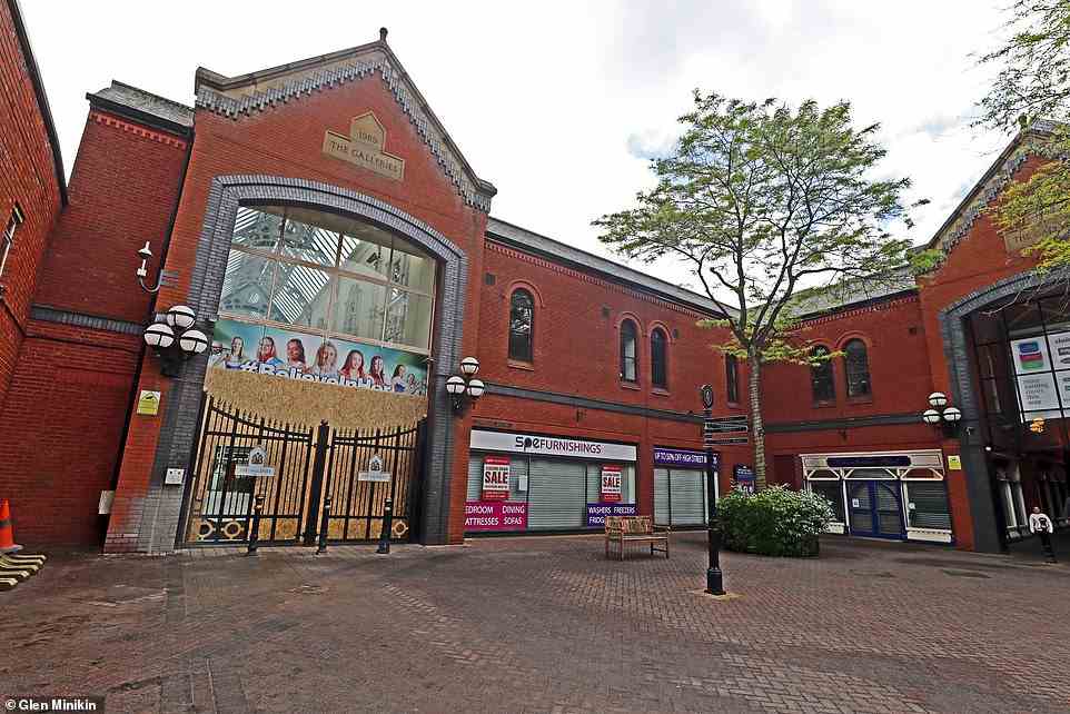 Das größte Einkaufszentrum von Wigan, The Grand Arcade, das erst 2007 eröffnet wurde, ist halb leer, während ein zweites Zentrum vollständig geschlossen ist und auf eine Sanierung im Wert von 130 Millionen Pfund wartet
