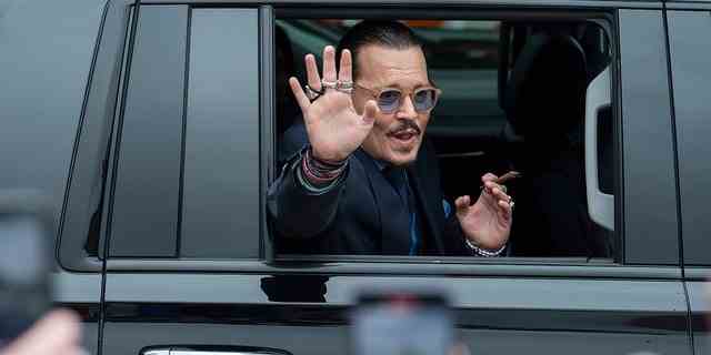 DATEI – Schauspieler Johnny Depp winkt den Unterstützern zu, als er am Freitag, den 27. Mai 2022 das Gerichtsgebäude von Fairfax County in Fairfax, Virginia, verlässt.  