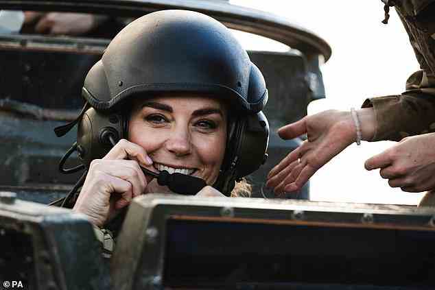 Die Herzogin von Cambridge saß bei ihrem Besuch auf der Trainingsbasis in einem Armeepanzer