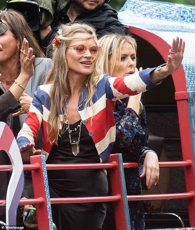 Ist das der Grund, warum Kate Moss im Platinum Jubilee-Bus der 90er Jahre auftauchte?  Das Supermodel, 48, ist Berichten zufolge „auf der Suche nach einem OBE-Nicken für ihre Verdienste um das Modeln“.