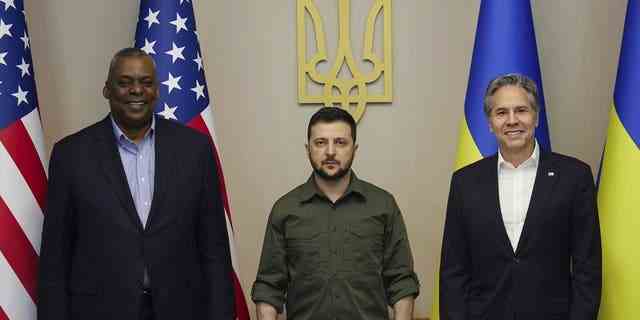 Verteidigungsminister Lloyd Austin, der ukrainische Präsident Wolodymyr Selenskyj und Außenminister Antony Blinken treffen sich am 24. April 2022 in Kiew, Ukraine.