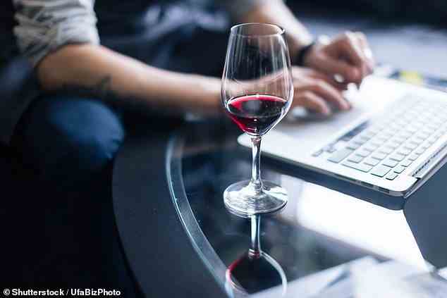 Menschen, die 49 oder mehr Stunden pro Woche arbeiten, konsumieren im Durchschnitt ein zusätzliches Glas Wein oder Bier im Vergleich zu denen, die von neun bis fünf arbeiten (Dateibild).