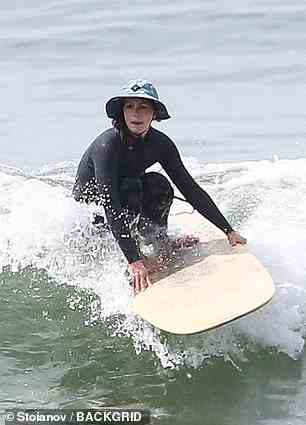 Surft auf: Meester konnte dem kalten Wasser trotzen, indem er einen traditionellen Neoprenanzug trug