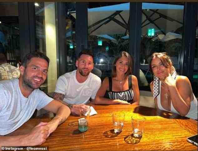 Lionel Messi und Cesc Fabregas haben ihre Familien in den Sommerferien nach Ibiza mitgenommen (im Bild Messis Frau Antonela Roccuzzo Mitte-rechts, Fabregas' Frau Daniella Semaan ganz rechts)