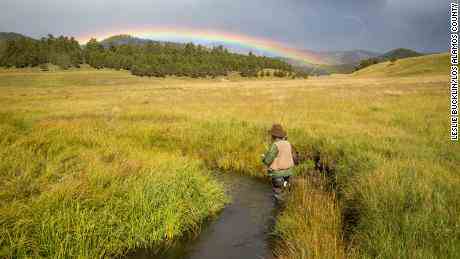 Ein Regenbogen hängt im Herbst 2016 über den Feldern von Los Alamos County, New Mexico.
