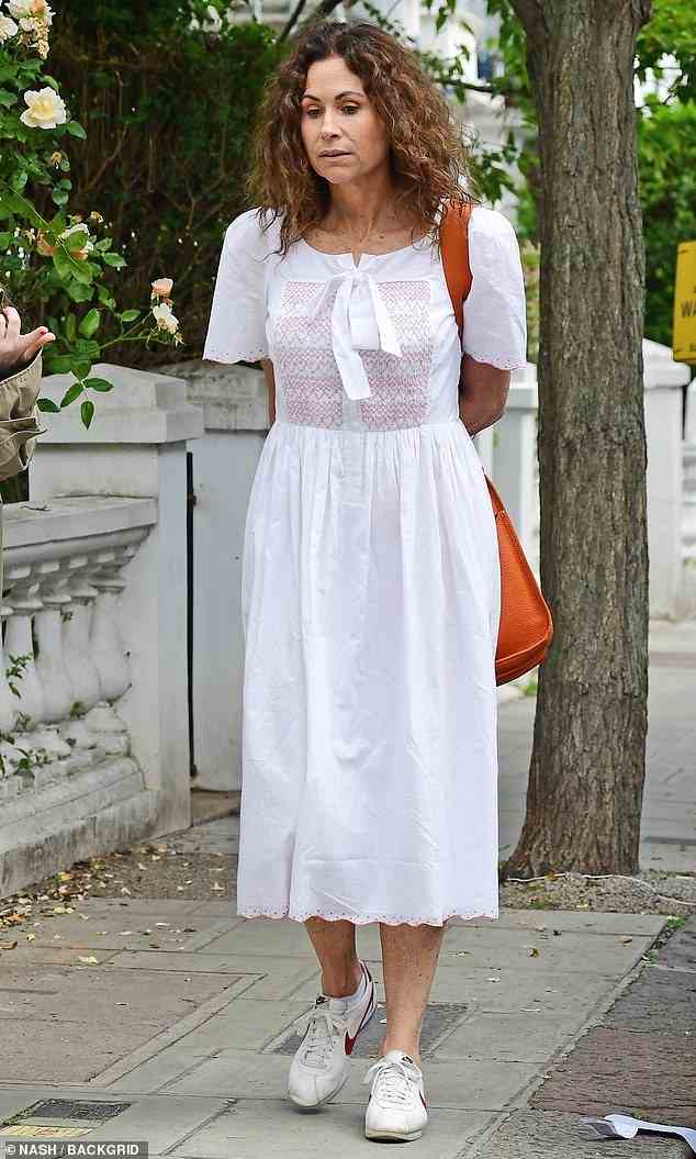 Ganz in Weiß: Minnie Driver machte eine stilvolle Figur, als sie am Montag einen Spaziergang mit einer Freundin in West-London genoss