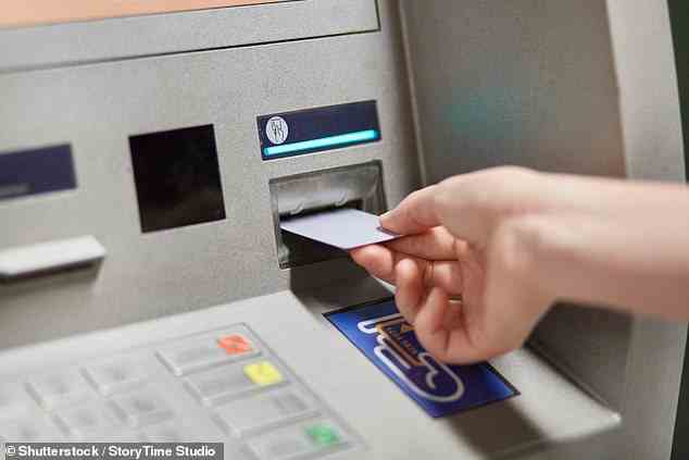 Kartenhaie: Opfer eines neuen Betrugs mit Geldautomaten berichten, dass ihre Karten von Geldautomaten einbehalten wurden, bevor sie entdeckten, dass Gauner mit einem anderen Automaten Bargeld von ihrem Konto abgehoben hatten