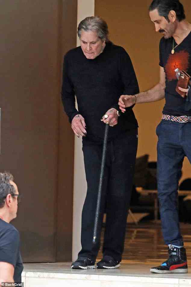Ärztliche Hilfe: Ozzy Osbourne, 73, wird am Montag einer großen Operation unterzogen, die „den Rest seines Lebens bestimmen“ wird (Bild Mai 2022)