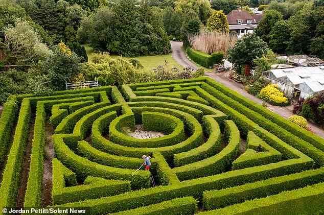 Richard Bushby kümmert sich um den riesigen Labyrinthgarten, den er in seinem Haus in West Sussex angelegt hat