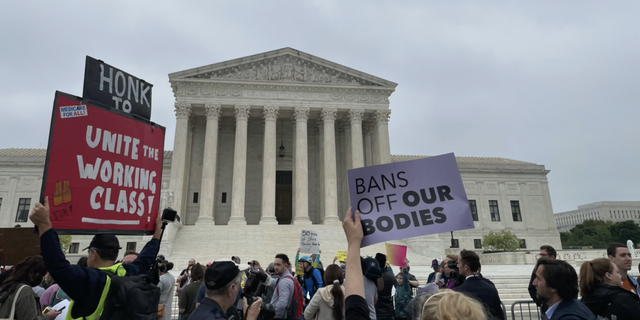 Demonstranten versammeln sich vor dem Obersten Gerichtshof, um gegen das Recht auf Abtreibung zu protestieren (Fox News Digital)