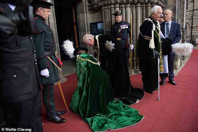 Prinz Charles und die Prinzessin Royal vertraten heute in zeremoniellen Gewändern die Königin, als sie am Distelordensgottesdienst teilnahmen, um zwei neue Mitglieder einzusetzen.  Prinz Charles schien seinen Hut auf den Boden fallen zu lassen und Prinzessin Anne musste ihm helfen, ihn aufzuheben