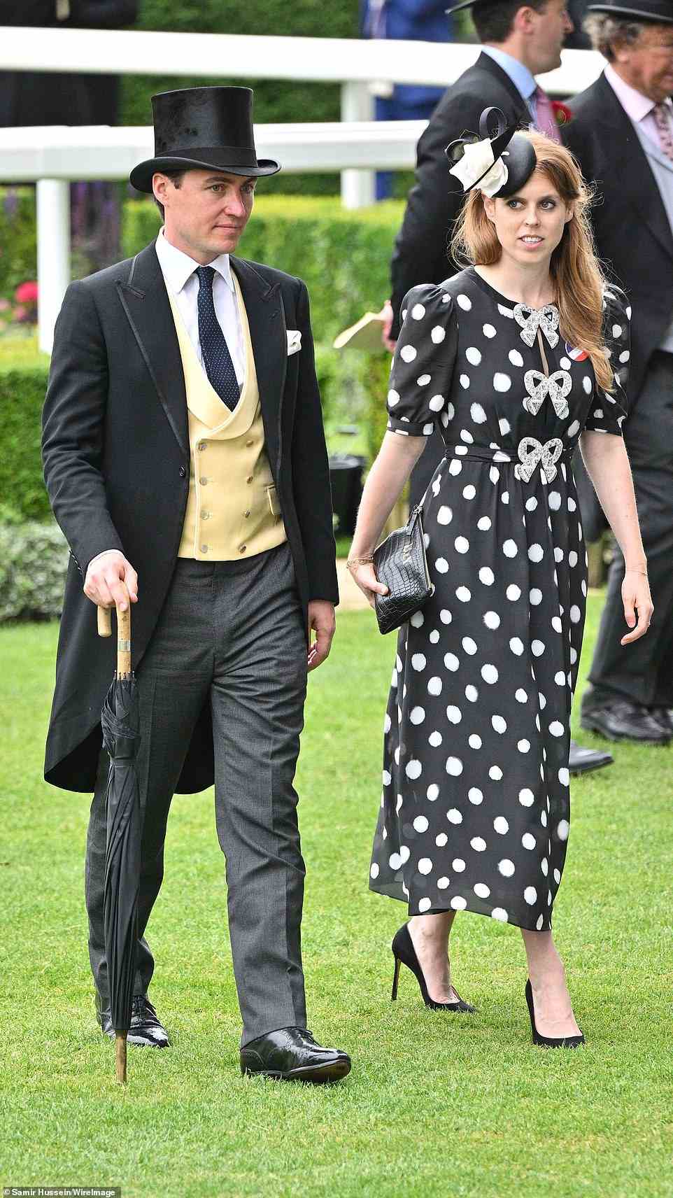 Das Paar trug für seinen Tag elegante Kleidung, wobei der König ein marineblaues und weißes gepunktetes Kleid anzog, während ihr Ehemann sich für einen traditionellen Anzug entschied
