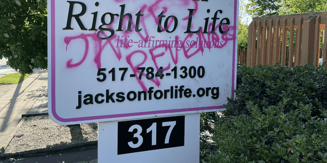 Jackson Right to Life-Schild, das anscheinend von Jane's Revenge zerstört wurde. 
