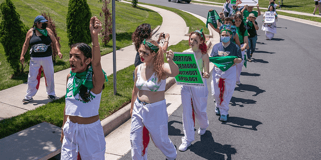 Aktivisten für Abtreibungsrechte mit Rise Up 4 Abortion Rights singen, nachdem sie am 18. Juni 2022 in Falls Church, Virginia, zum Haus der Richterin des Obersten Gerichtshofs, Amy Coney Barrett, marschiert sind. 