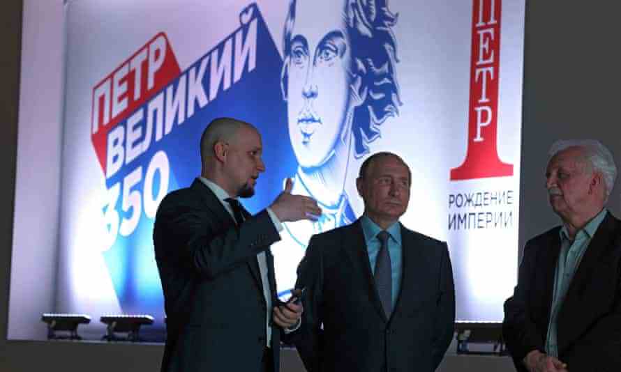 Präsident Wladimir Putin, Mitte, bei der Ausstellung zum 350. Geburtstag des ersten russischen Kaisers Peter des Großen in Moskau