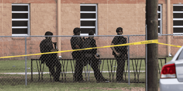 Nach einer Massenerschießung an der Robb Elementary School in Uvalde, Texas, am Dienstag, den 25. Mai, arbeiten die Strafverfolgungsbehörden am Tatort.