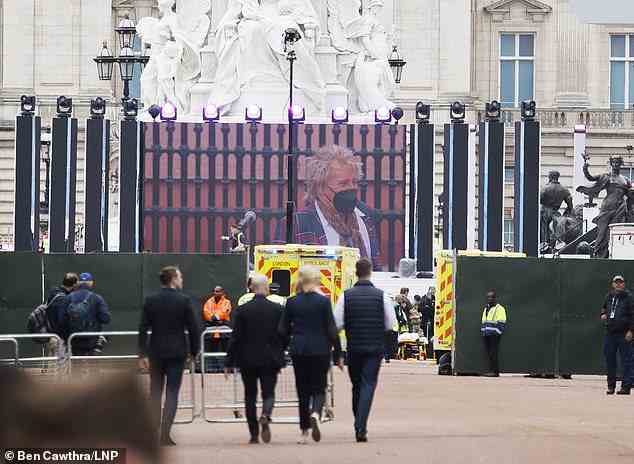 Stewart auf der Bühne: Rod Stewart, 77, machte in einem karierten Blazer eine stylische Figur, als er vor dem mit Stars besetzten Jubiläumskonzert am Mittwoch auf der Außenbühne des Buckingham Palace probte