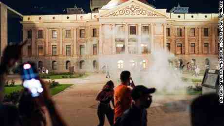 Tränengas wurde verwendet, um Demonstranten vor dem Arizona Capitol Building zu zerstreuen, sagen Beamte