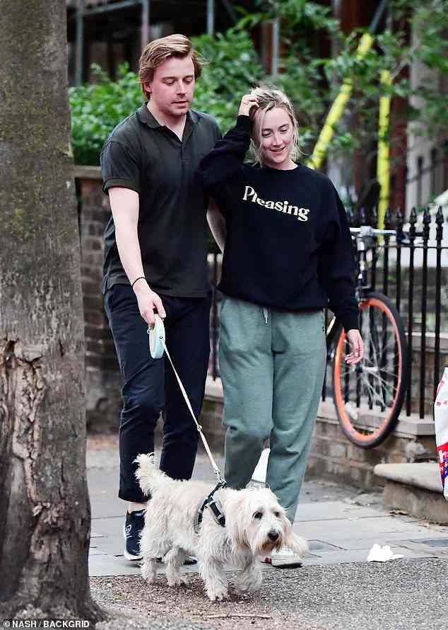 Saoirse Ronan machte letzte Woche einen romantischen Spaziergang mit ihrem Schauspieler-Freund.  Sie war leger gekleidet, als sie in einem Marken-Sweatshirt von Pleasing – dem umweltfreundlichen Modelabel, das von ihrem Freund Harry Styles gegründet wurde –, Trainingshosen und abgetragenen Turnschuhen durch die Straßen Westlondons ging