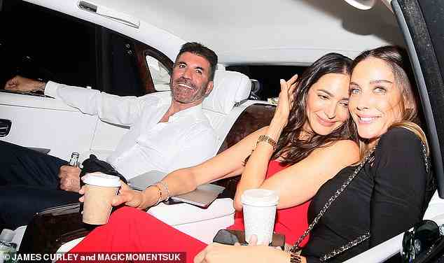 Strahlend: Simon Cowell lächelte, als er am Donnerstag mit seiner Verlobten Lauren Silverman und einem glamourösen Kumpel das Apollo London verließ