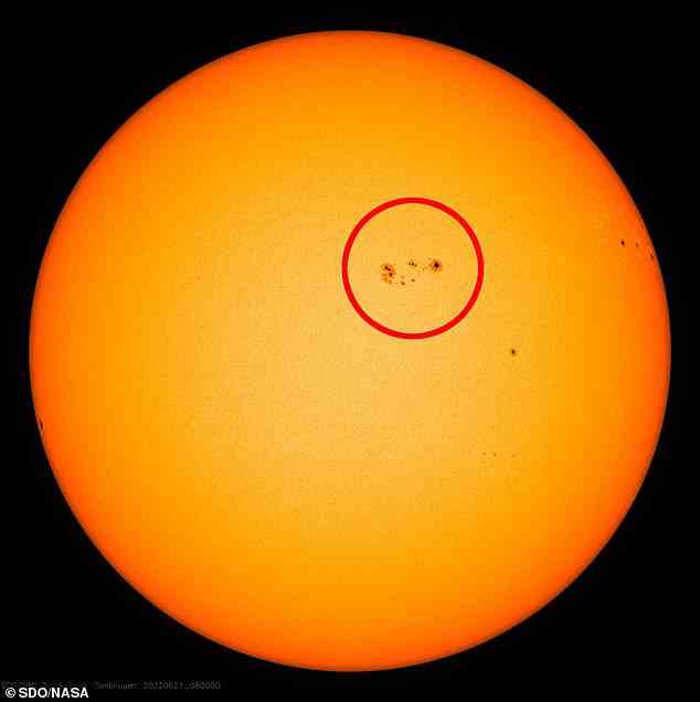 Ein dunkler Sonnenfleck, der direkt auf die Erde gerichtet ist, verdoppelte seine Größe in nur 24 Stunden und könnte in naher Zukunft möglicherweise Eruptionen mittlerer Klasse aussenden