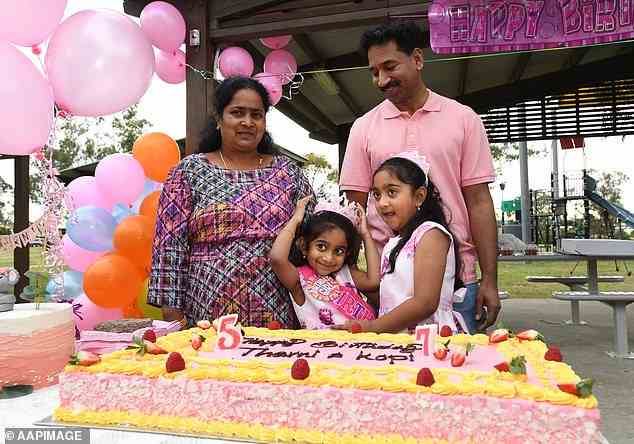 Tharnicaa Nadesalingam (Mitte) feiert am Sonntag, den 12. Juni 2022, ihren fünften Geburtstag mit ihren Eltern Priya und Nades Nadesalingam und ihrer Schwester Kopika in Biloela, Queensland