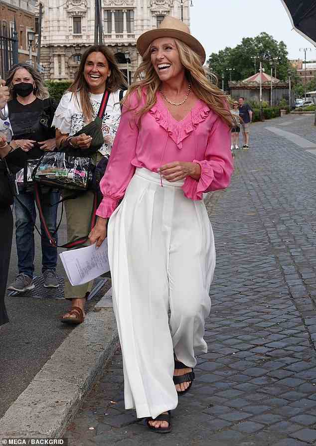Schön in pink!  Toni Collette war am Freitag am Set ihres kommenden Mob-Films Mafia Mamma in Rom, Italien, zu sehen