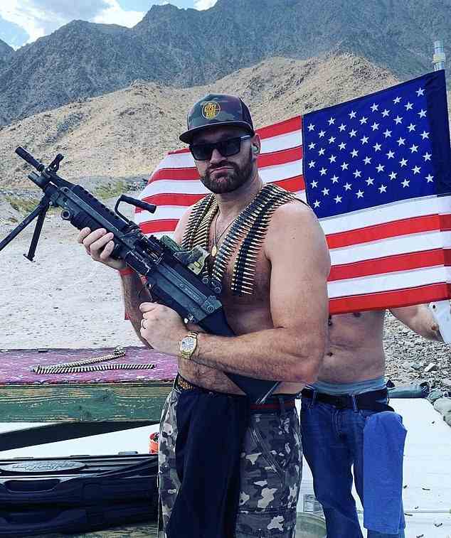 Tyson Fury wurde von Fans dafür kritisiert, dass er dieses Bild von sich selbst mit einer Waffe mit der US-Flagge im Hintergrund auf seiner Social-Media-Seite geteilt hat