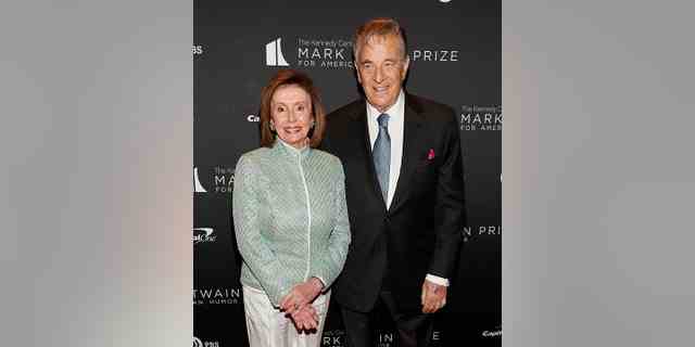 WASHINGTON, DC – 24. APRIL: Nancy Pelosi und Paul Pelosi nehmen am 24. April 2022 im Kennedy Center in Washington, DC am 23. Jährlichen Mark Twain Prize For American Humor Teil. 