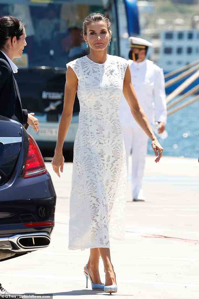 Nachdem sie heute ein halbtransparentes Kleid zu einer offiziellen Veranstaltung getragen hat, wirft FEMAIL einen Blick darauf, wie Königin Letizia von Spanien, 49, sich als eine der modebewusstesten und wagemutigsten Royals Europas erwiesen hat