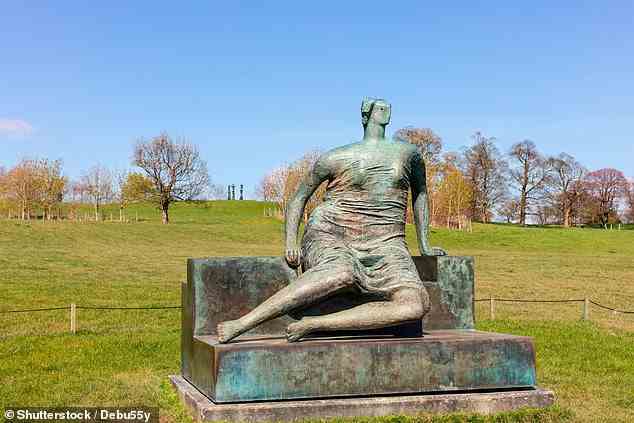 Oben ist eine Skulptur von Henry Moore im Yorkshire Sculpture Park in der Nähe von Wakefield