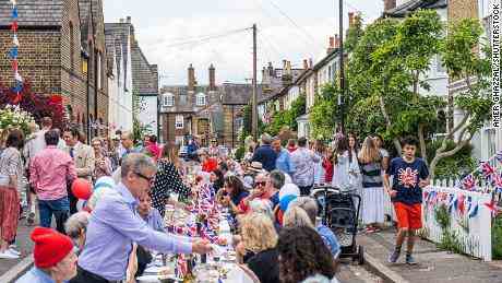 Bewohner des Dorfes Wimbledon im Südwesten Londons veranstalten eine Jubiläums-Straßenparty – eine von Tausenden, die am Wochenende von Gemeinden in ganz London und im Vereinigten Königreich veranstaltet werden.
