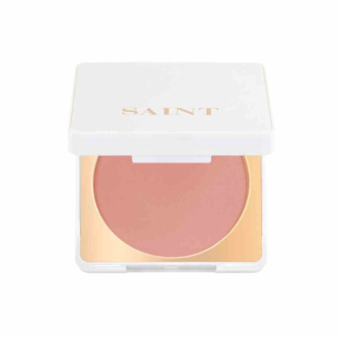Saint Cosmetics Radiant Finish Blush Gold-Weiß-Kompakt aus blassem Nude-Rosa-Rouge auf weißem Hintergrund
