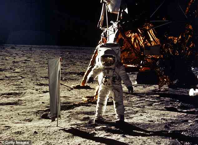 Alle Astronauten erholen sich unterschiedlich von den Auswirkungen der Schwerelosigkeit.  Oben abgebildet ist der Einsatz wissenschaftlicher Experimente des Astronauten Edwin Aldrin Jr., fotografiert von Astronaut Neil Armstrong während der Mondmission Apollo 11.